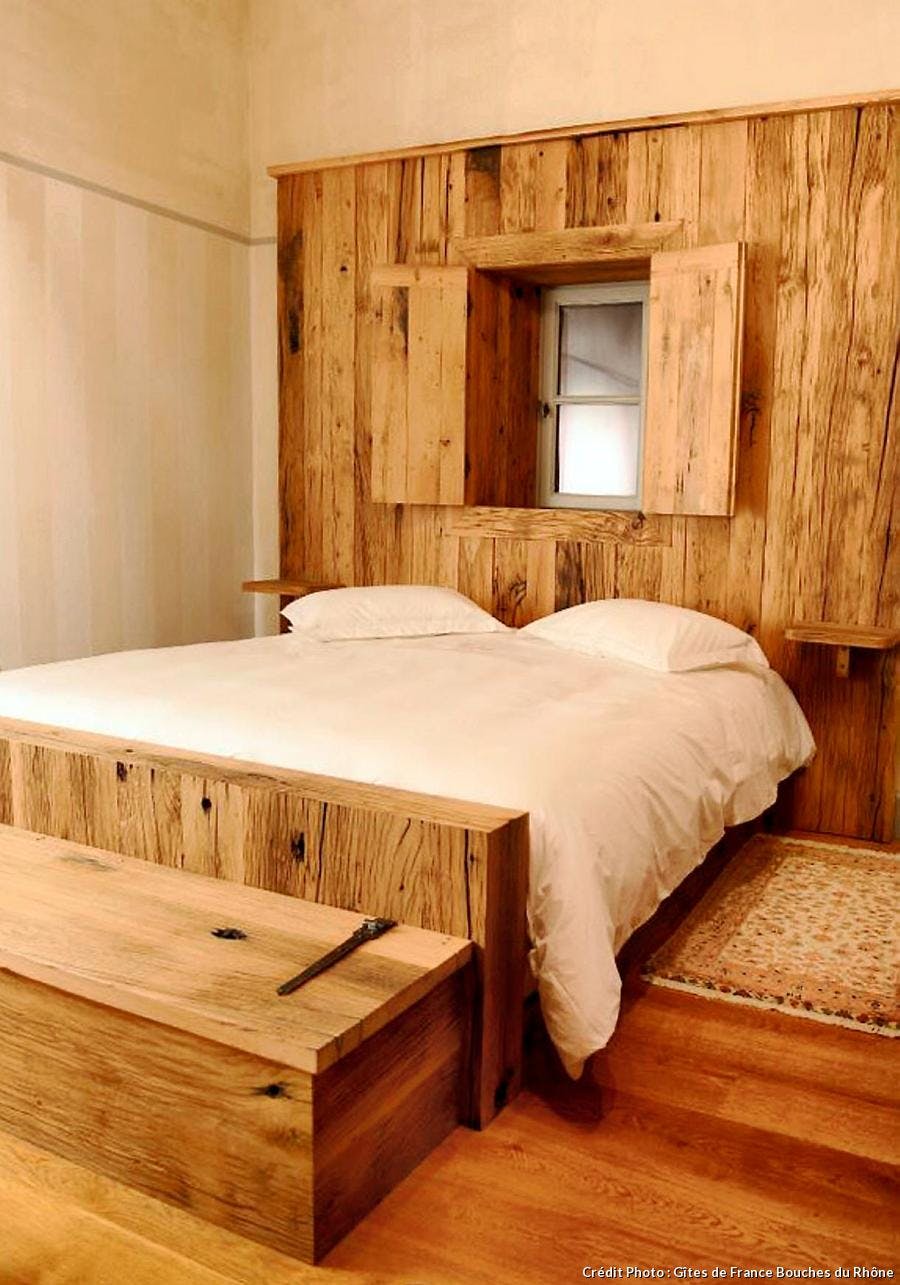 murs et structure de lit en bois