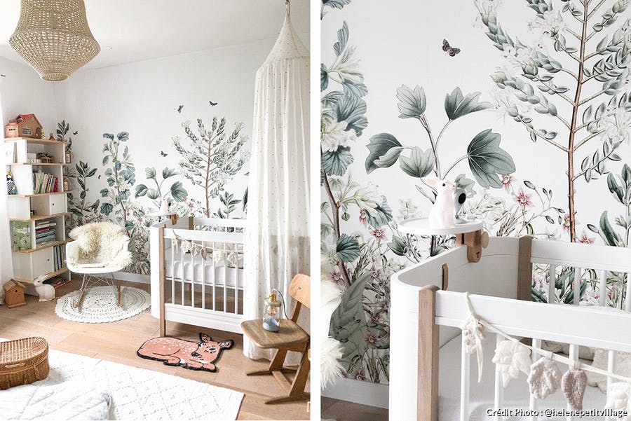 une chambre d'enfant avec papier peint végétal et un lit bébé de style scandinave
