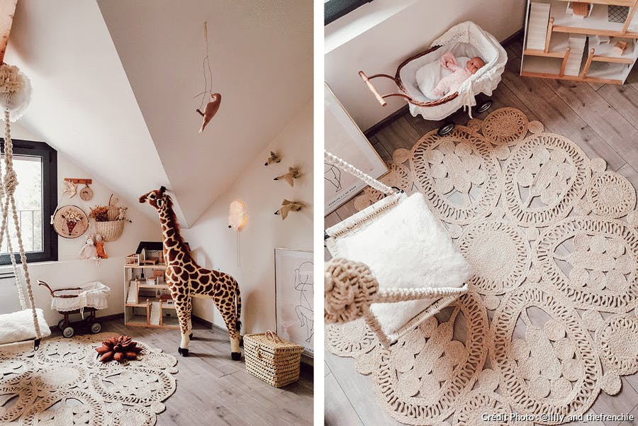 une chambre d'enfant avec un tapis romantique brodé, une girafe géante et une balançoire