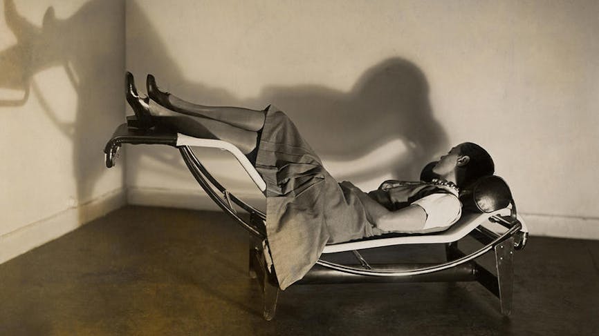 Charlotte Perriand sur la « Chaise longue basculante, B306 » (1928-1929) – Le Corbusier, P. Jeanneret, C. Perriand, vers 1928
