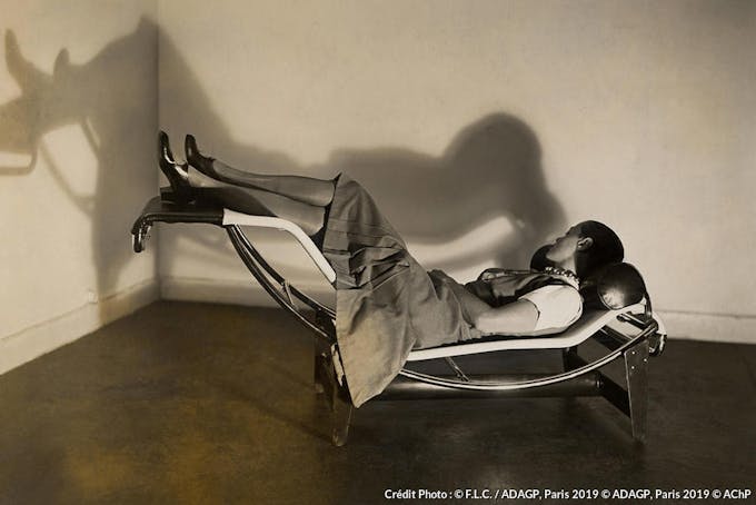 Charlotte Perriand sur la « Chaise longue basculante, B306 » (1928-1929) – Le Corbusier, P. Jeanneret, C. Perriand, vers 1928 
