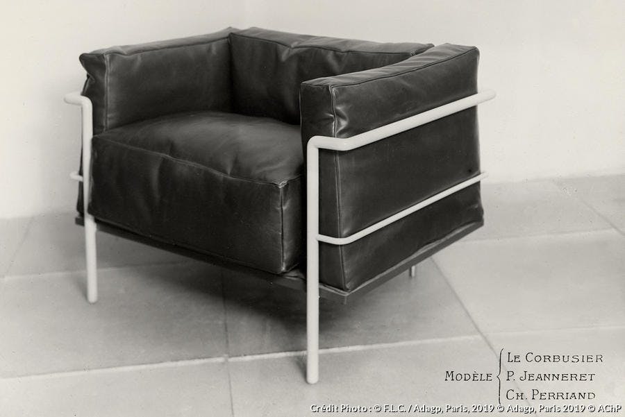 Fauteuil grand confort, grand modèle,1928, par Le Corbusier, Pierre Jeanneret, Charlotte Perriand