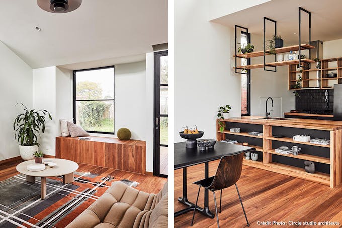 une pièce à vivre dans une extension avec un parquet en bois chaud et des touches de métal noir