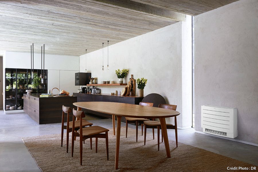 une pièce à vivre moderne avec une cuisine ouverte sur la salle à manger avec une radiateur soufflant