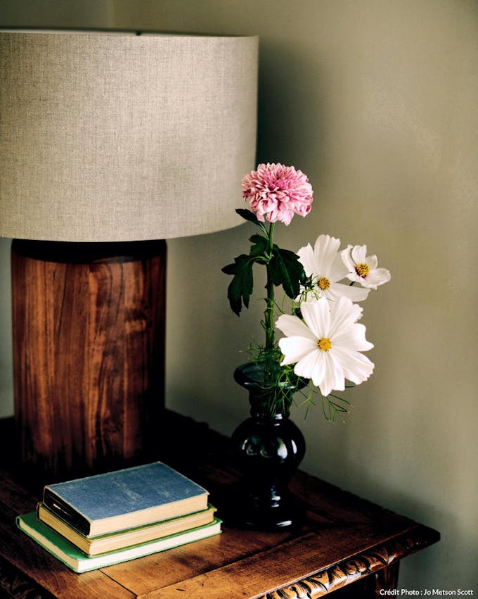 lampe de table et vase bleu