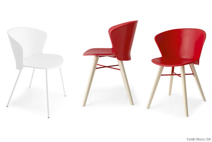 Enveloppante et ultra-stable, la chaise Bahia de Calligaris voit intensément rouge