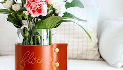 Customiser un vase avec une boucle de cuir gravée