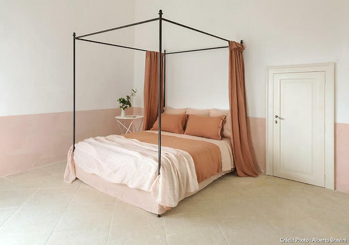 lit à baldaquin avec draps en lin