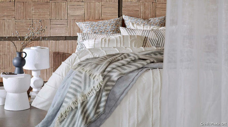 Lit douillet avec coussins et plaids