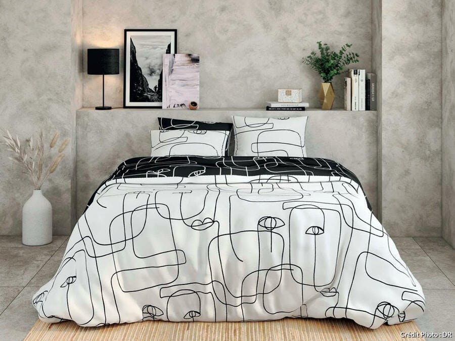 lit avec draps imprimés de dessins artistiques