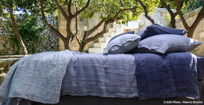 drap de lit et taie d'oreiller dans les tonalités bleu indigo