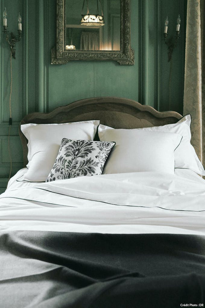 draps de luxe blanc avec taies d'oreiller et coussin de lit 