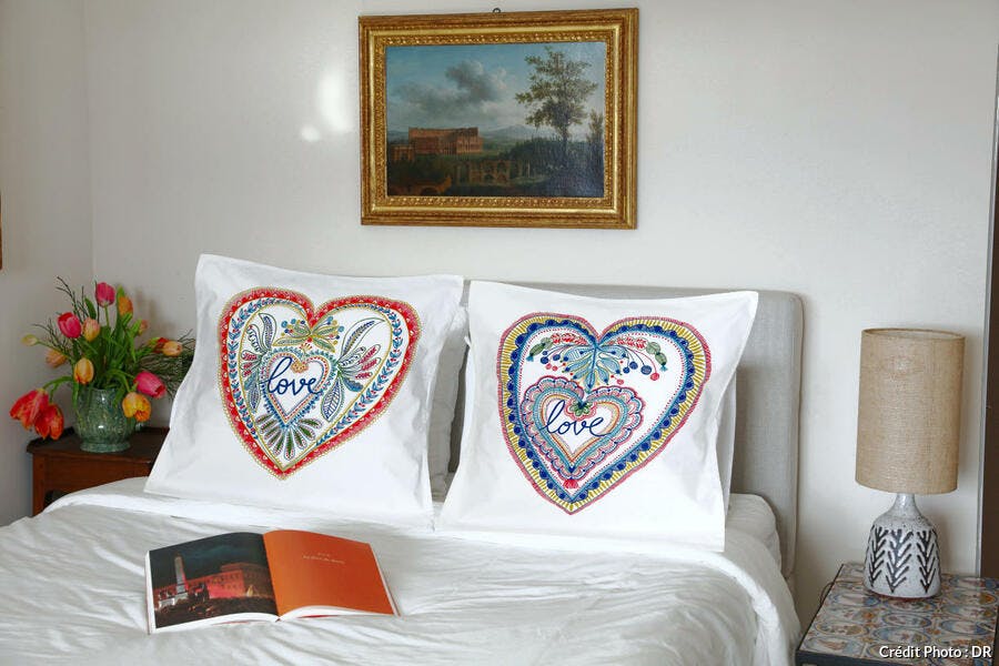 Grandes taies d'oreiller brodées de grands coeurs
