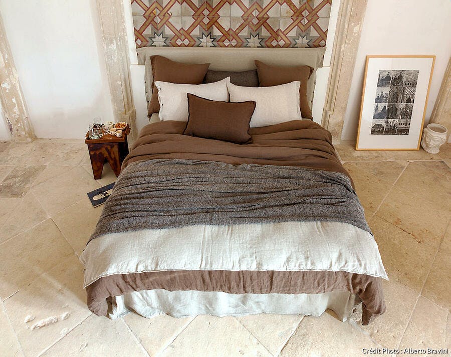 Draps de lit et plaid de couleur gris et chocolat