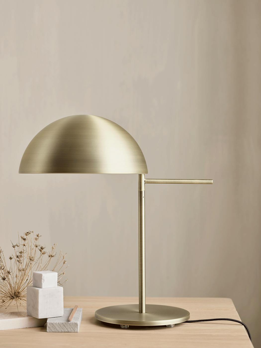 une lampe de bureau minimaliste dorée