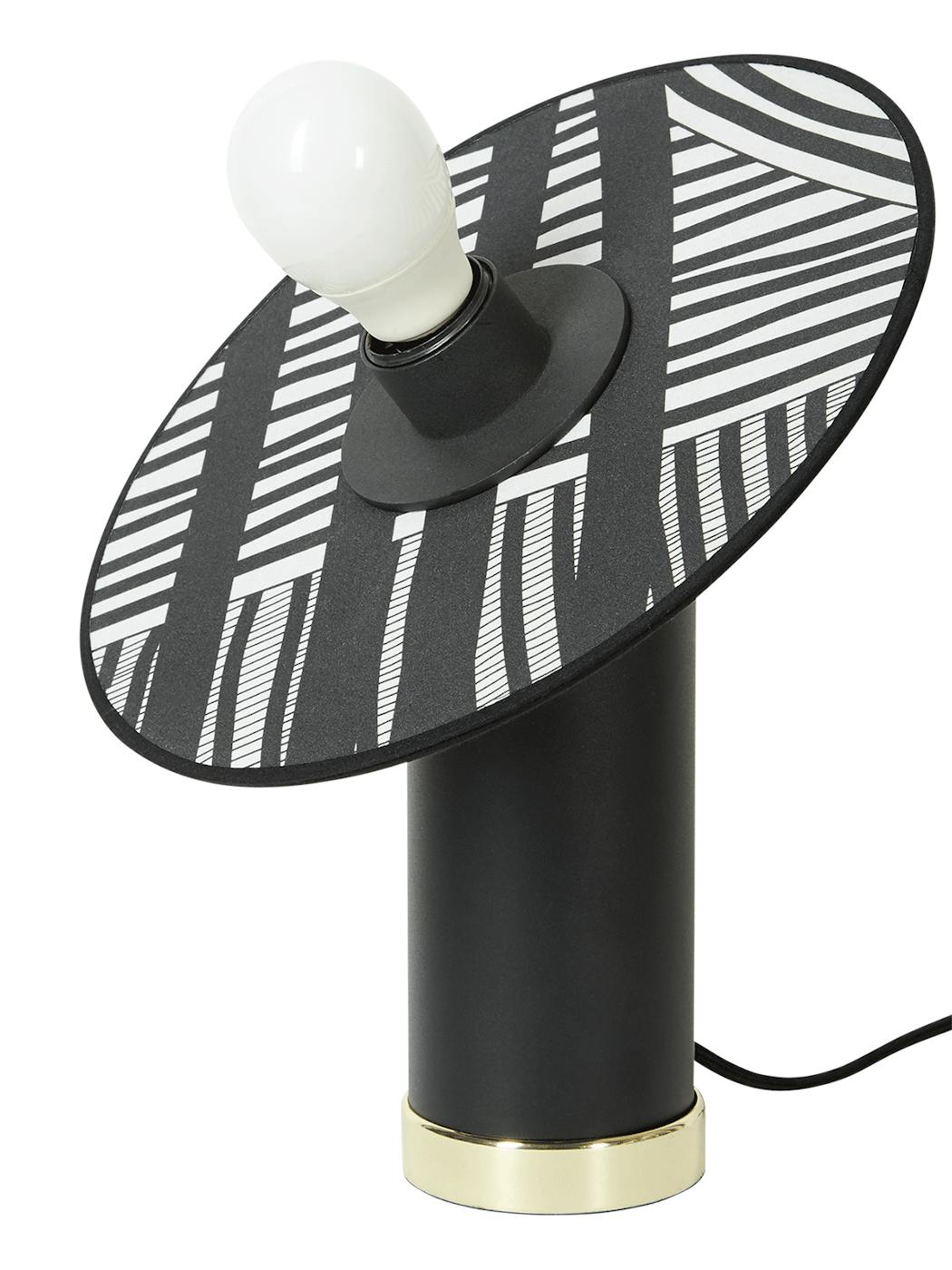 une lampe de table avec un diffuseur en tissu graphique noir et blanc