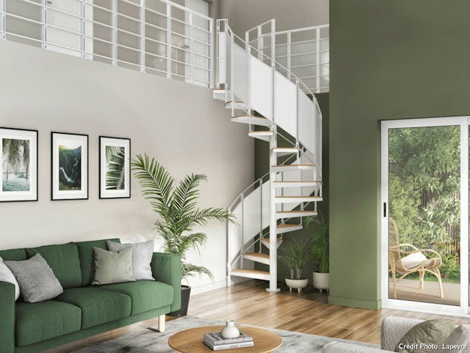 un escalier hélicoïdal en métal blanc dans un salon avec un canapé et un mur vert
