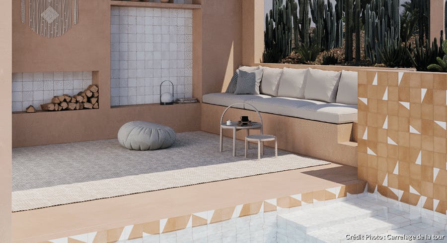 une terrasse avec piscine et sol en carreaux de ciments