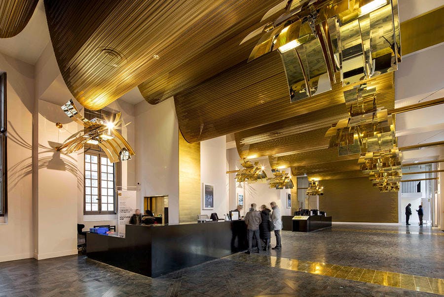 L'installation lumineuse tout en or de Sammode pour le pavillon Dufour du château de versailles