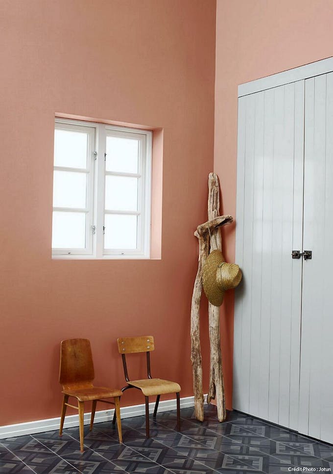 Couloir rose contrasté par une porte gris souris