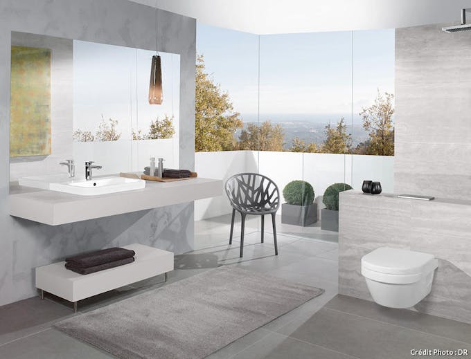 une salle de bains contemporaine avec toilettes suspendus