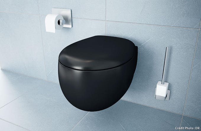 gros plan sur des toilettes suspendus noir