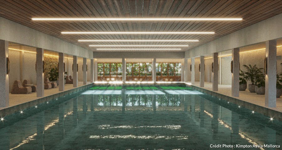 une piscine intérieure dans un hôtel de luxe