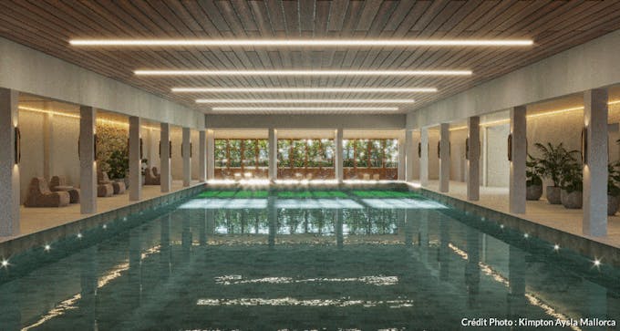 une piscine intérieure dans un hôtel de luxe