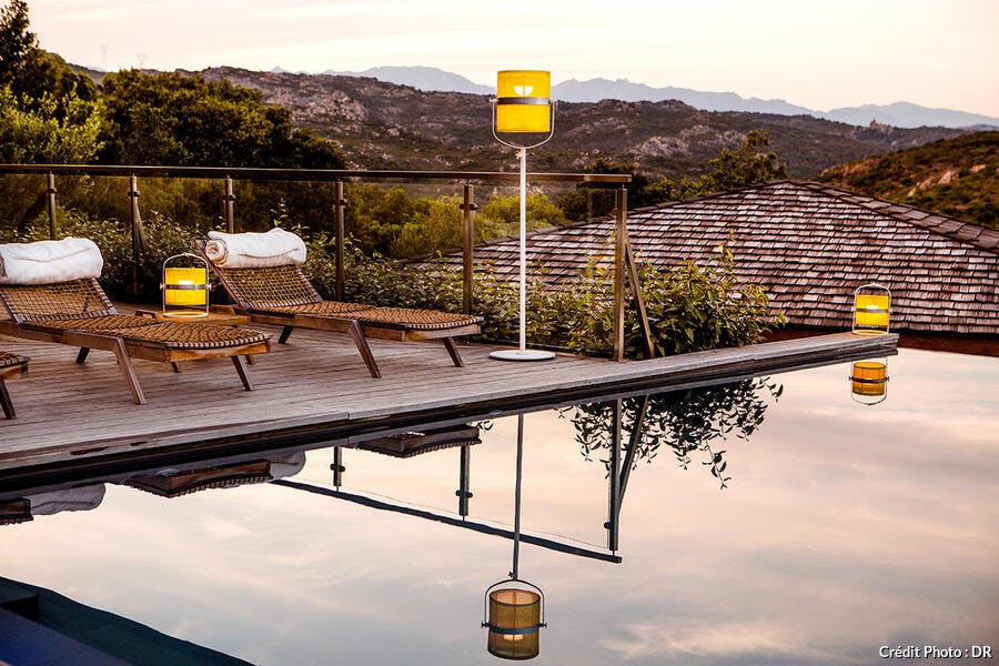 au bord d'une piscine à débordement, sur la terrasse en bois, le best selle de maiori la lampe paris