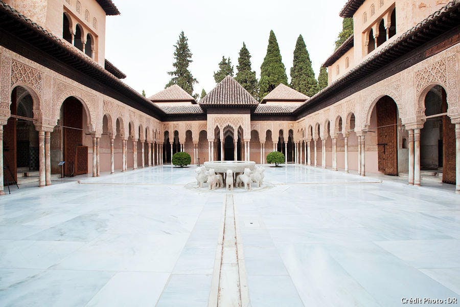 le Patio de Los Leones de l'alhambra dont le sol en marbre a été rénové par Cosentino