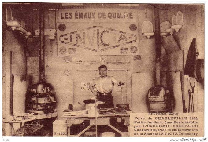 une photo vintage représentant un ouvrier dans une usine
