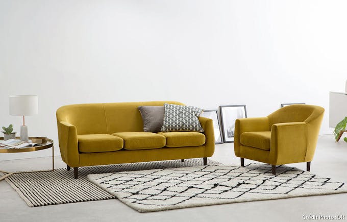 canapé et fauteuil rétros en velours gold, table basse en laiton et tapis berbère