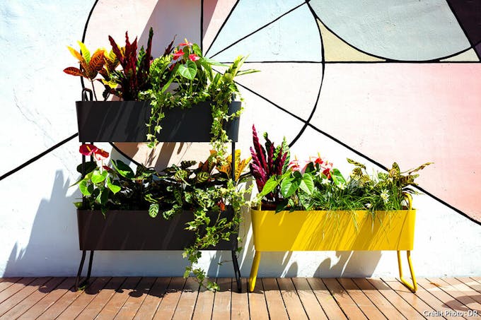 Des jardinières empilables multicolores pour créer un jardin vertical en ville