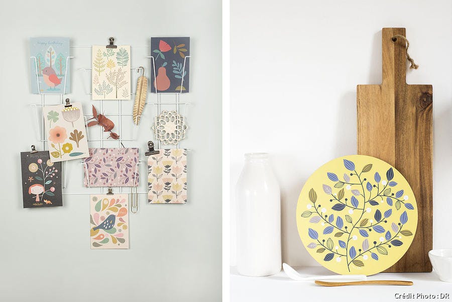 À gauche : des cartes colorées sur un présentoir fixé au mur ; à droite : dans une cuisine un plateau jaune en bouleau orné de feuillage posé contre un plateau à découper en bois brut