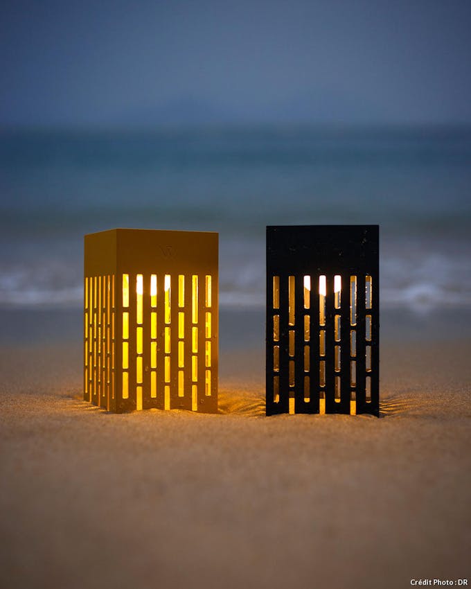 posées sur le sable, deux lampes solaires Pose 04 de Maioiri