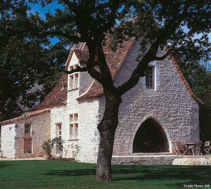 maison traditionnelle revêtue d'un parement en pierre reconstitue imitant la pierre locale