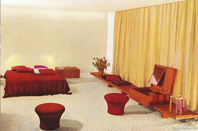 photo d'une chambre des années 60 dont le mobilier a été signé par Pierre Paulin pour Roche Bobois