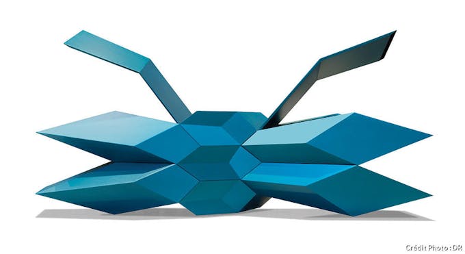 buffet sculptural bleu foncé dont les tiroirs ouverts évoquent les ailes d'un papillon