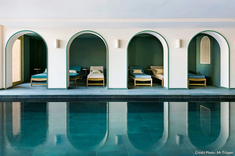 une piscine d'hôtel luxueuse et moderne avec des arches