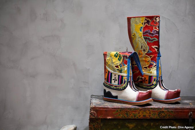 gros plan sur des bottes traditionnelles tibétaines colorées
