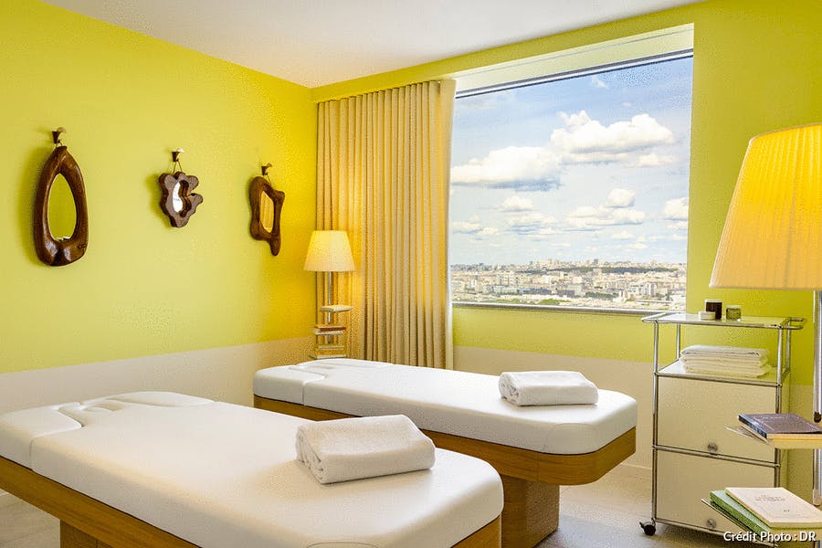 des tables de massage dans une salle jaune avec vue sur Paris