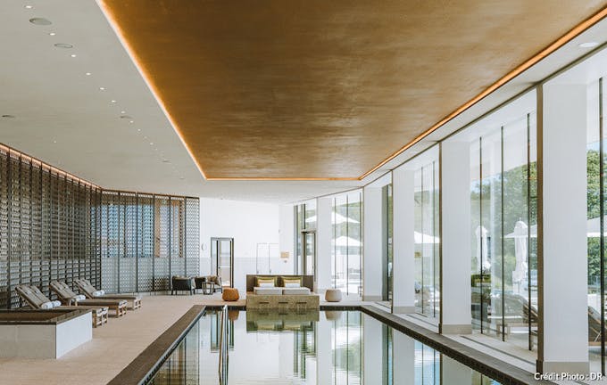 une piscine d'hôtel luxueuse avec de grandes baies vitrées 