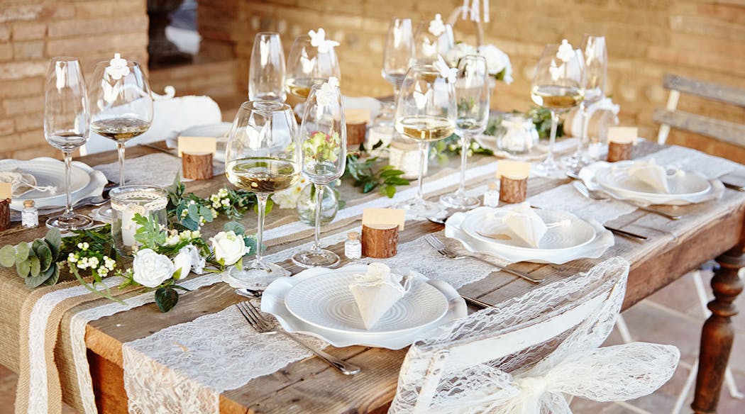 decoration mariage champêtre et romantique, chemin de table en dentelle