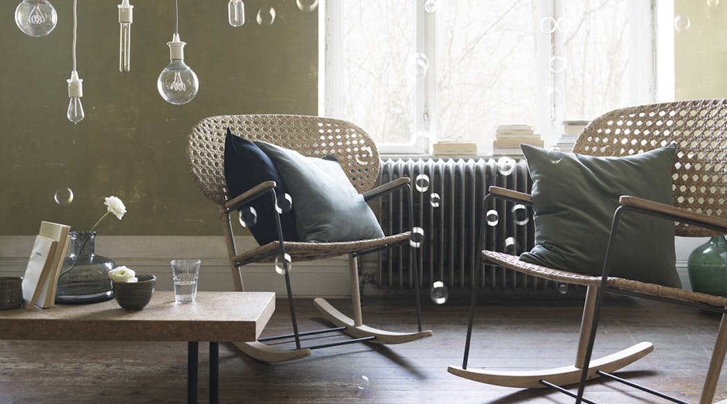 Un salon scandinave avec deux fauteuils en rotin à bascule