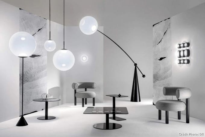 Suspension et lampadaire avec globes vus au Salon du meuble de Milan