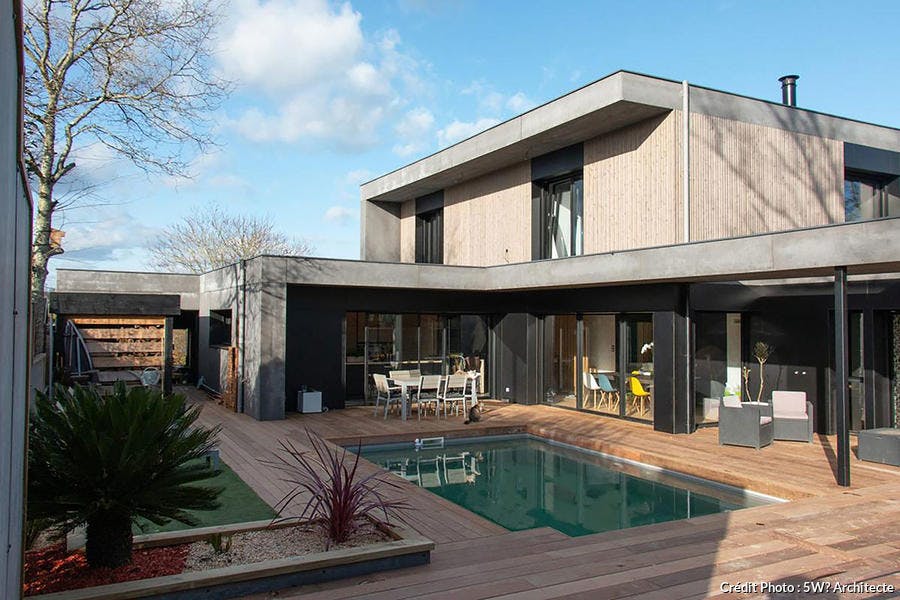 une maison contemporaine en bosi avec piscine et terrasse en bois