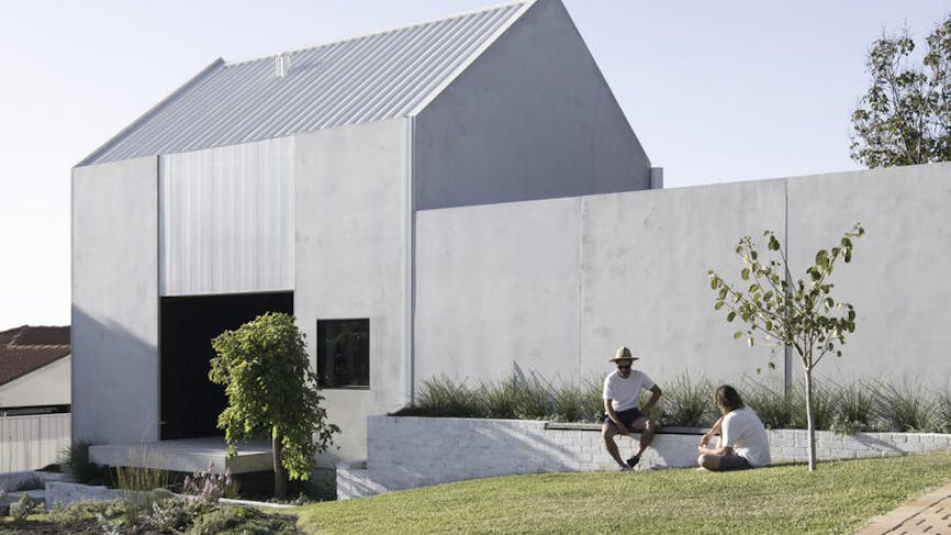 une maison en béton avec un toit en polycarbonate