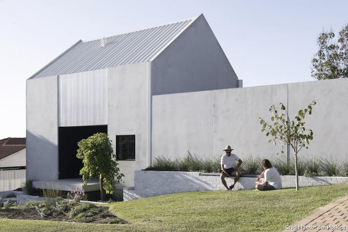 une maison en béton avec un toit en polycarbonate