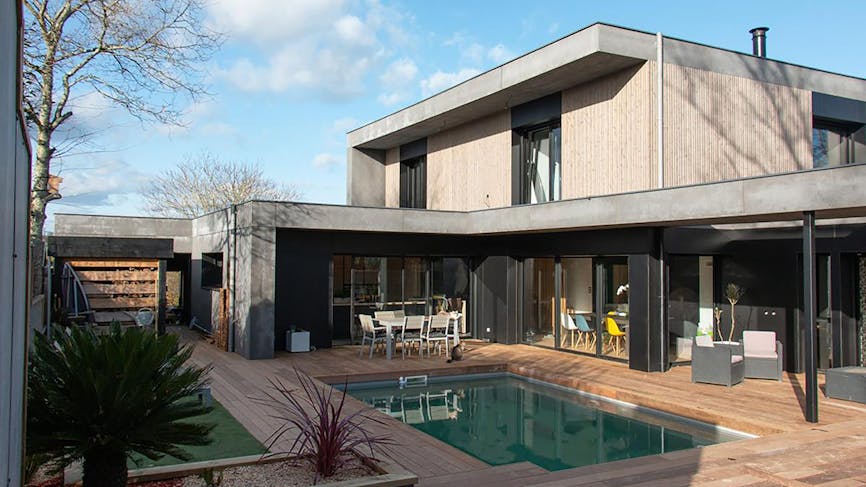 une maison en bois avec piscine