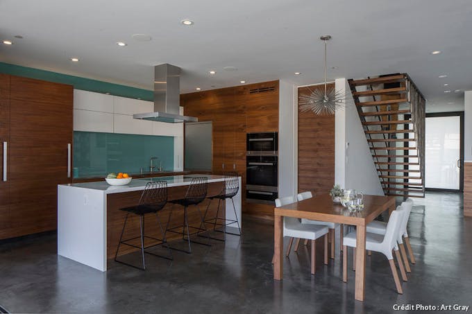 Une cuisine ouverte bois et blanc sans une grande pièce à vivre contemporaine